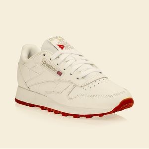 Reebok classic white leather sneakers with cushioned insole. Size 8.